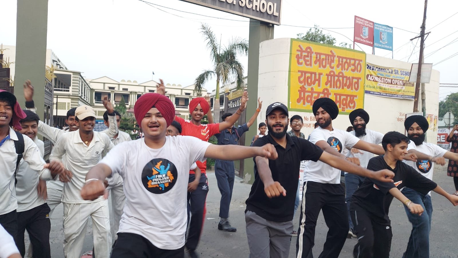 Loksabha Election 2024 : मतदाता जागरूकता के लिए फ्लैश मॉब का आयोजन 2 मतदाता जागरूकता के लिए फ्लैश मॉब का आयोजन