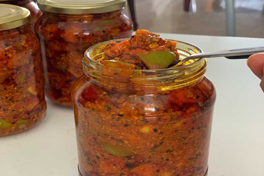 Snake out of Pickle : बाज़ार से अचार खरीदने वाले हो जाएं सावधान, होश उड़ा देगा यह मामला 1 बाज़ार से अचार खरीदने वाले हो जाएं सावधान