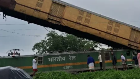 Bengal Train Accident : भयानक हादसा: कंचनजंगा एक्सप्रेस ट्रेन पर चढ़ीं मालगाड़ी की बोगियां, 5 की मौत