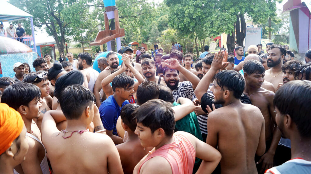 Beat The Heat 2024 Winners : वीकैंड रिपोर्ट के कार्यक्रम ‘बीट द हीट 2024’ में लोगों ने पंजाबी गीतों पर पानी में की जमकर मस्ती, पंजाबी गायकों ने बांधा समां, ईनाम भी जीते, यहां देखें तस्वीरें व विजेताओं के नाम