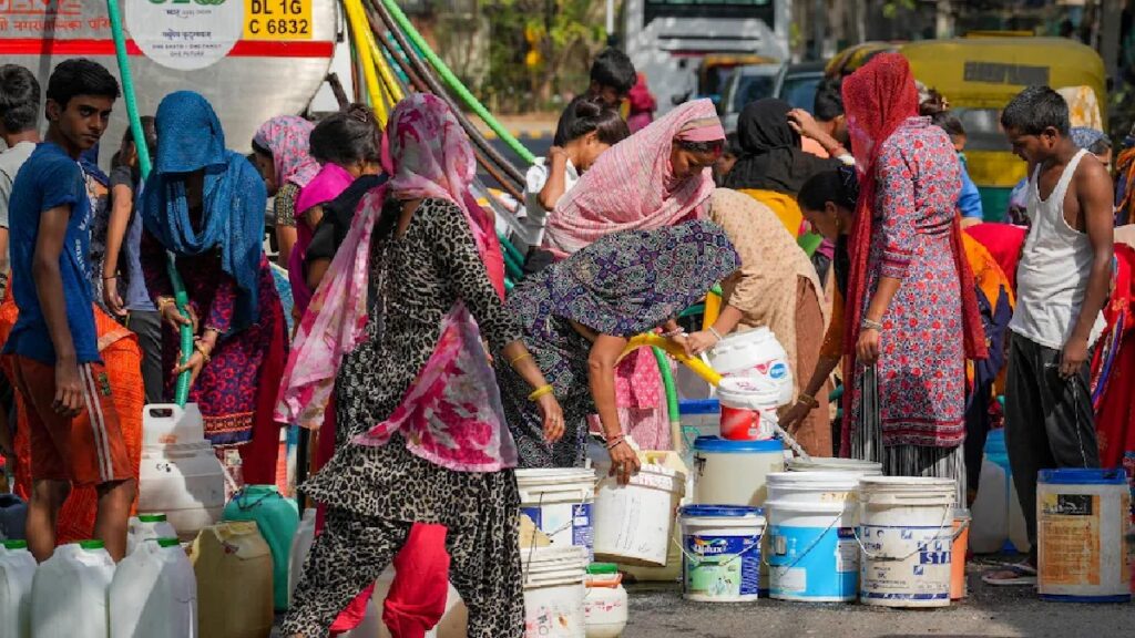 Delhi Water Crisis : भारी जल संकट: लोगों को करना पड़ रहा है मुश्किलों का सामना, एक ही टाइम मिलेगा पानी