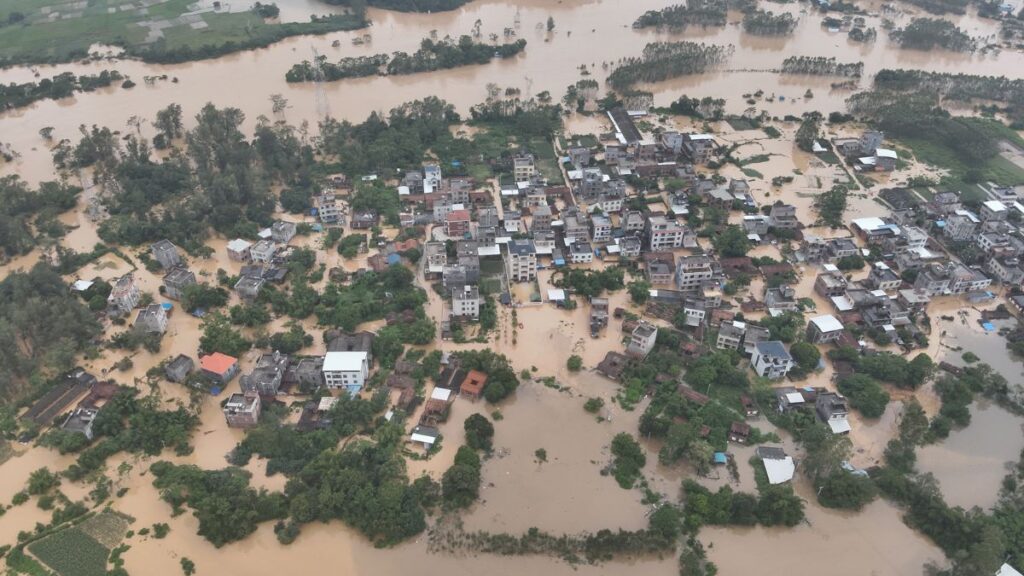 Flood in China : चीन में आई भयानक बाढ़ ने मचाई तबाही, 47 लोगों की गई जान