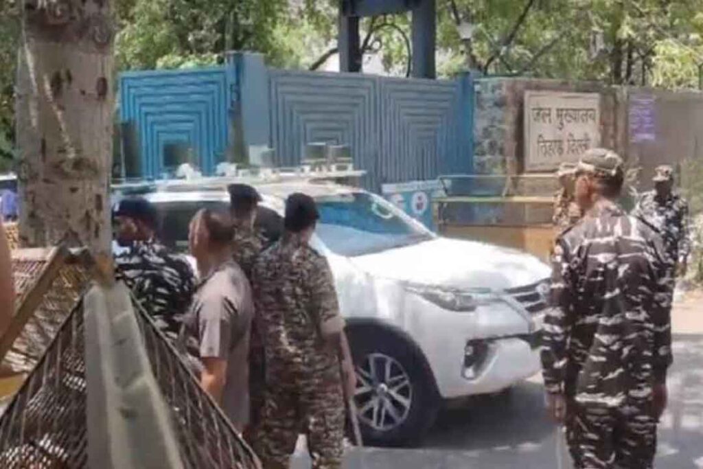 CM Mann reached Tihar Jail: कैबिनेट फेरबदल को लेकर CM मान ने केजरीवाल से की Meeting