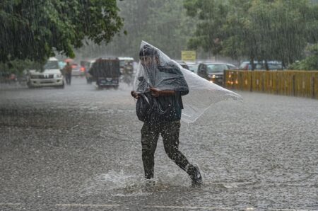 Weather Update : जन्माष्टमी के मौके पर हो सकती है बारिश की बौछारें, तेज हवाएं चलने के भी आसार