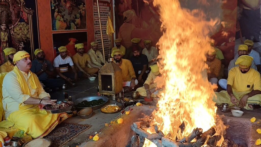 Maa Baglamukhi Hawan : धर्म को अपनाने के लिए बचपन से ही भक्ति का मार्ग अपनाएं-नवजीत भारद्वाज