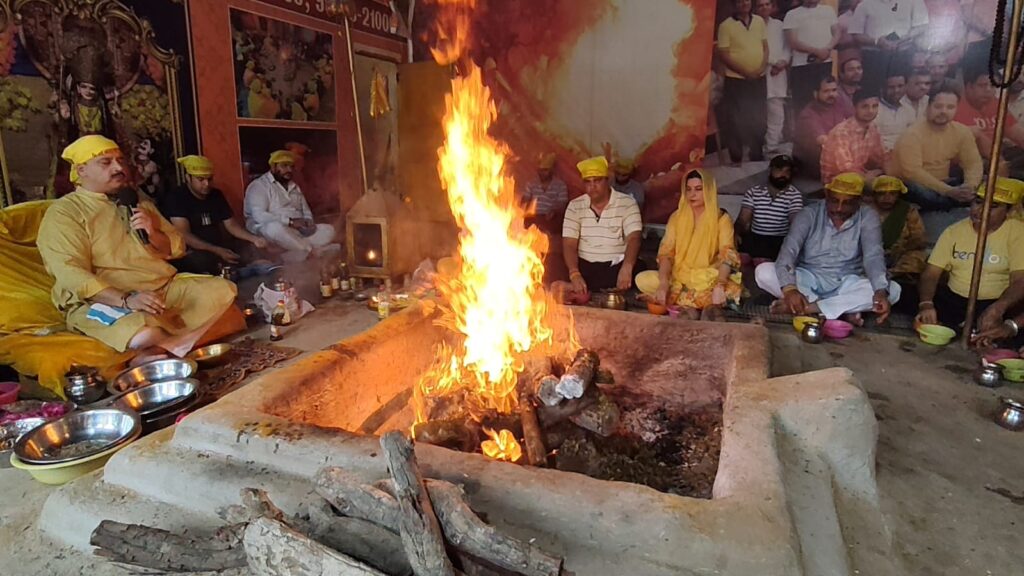 Maa Baglamukhi Dham Hawan : पाप से भी बुरा होता है पुण्य का अहंकार करना – नवजीत भारद्वाज