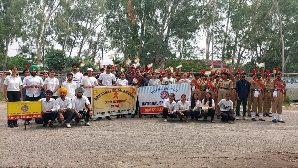 Drug De-Addiction Campaign : DAV College Jalandhar में नशा मुक्ति अभियान के तहत नुक्कड़ नाटक का आयोजन