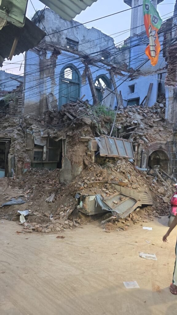 Old building collapsed : भिड़भा़ड़ वाले इलाके में अचानक गिरी जर्जर ईमारत, पढ़ें कुदरतन कैसे बचे लोग 3 Old Building Collapsed