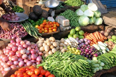 Vegetables Price… सब्जियों की कीमतें तोड़ रहीं रिकार्ड, किधर जाए जनता