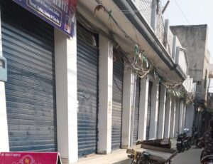 A dozen illegal shops were built in Basti Gujaan… बस्ती गुजां में ट्रेन के डिब्बे की तरह कतार में बना दी दर्जनभर अवैध दुकानें