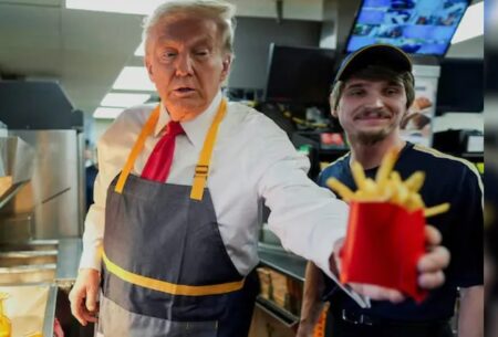 Donald Trump became a chef… डोनाल्ड ट्रंप बने शेफ…परोसा खाना