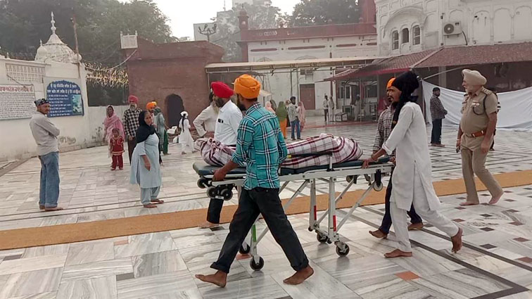 Suicide in golden temple - A girl jumped from the seventh floor of Gurdwara Atal Rai