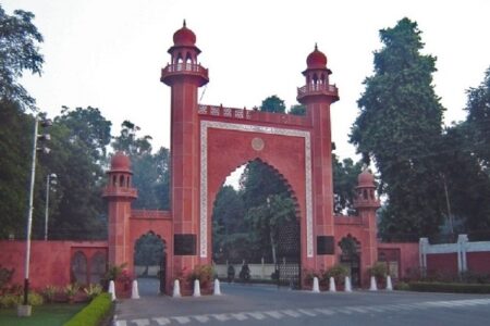 Aligarh Muslim University deserves minority status… अलीगढ़ मुस्लिम यूनिवर्सिटी अल्पसंख्यक दर्जे की हकदारः सुप्रीम कोर्ट