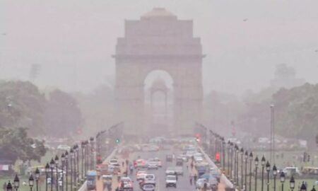 Rising air pollution in Delhi…स्कूलों में होगी अब आनलाइन पढा़ई, ट्रकों की एंट्री भी बंद