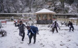 Snowfall in Himachal : हिमाचल जाने वाले ध्यान दें, बर्फबारी से 200 रास्ते हो गए बंद