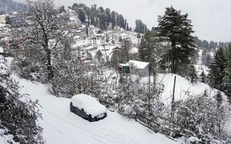 Snowfall in Himachal : हिमाचल में बर्फबारी से फंसे 10 हजार पर्यटक, सारी रात रेस्क्यू आपरेशन के बाद मिली राहत