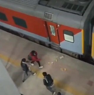 Attack on Train : ट्रेन का गेट न खुला तो भीड़ ने कर दिया हमला, पथराव व तोड़फोड़ Attack on Train : ट्रेन का गेट न खुला तो भीड़ ने कर दिया हमला, पथराव व तोड़फोड़
