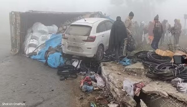 Fog in India : घने कोहरे का कहर, कार पलटी, चार की माैत Fog in India : घने कोहरे का कहर, कार पलटी, चार की माैत