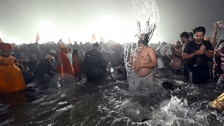 Mahakumbh : महाकुंभ में आज अखाड़ों का अमृत स्नान शुरू, संत समाज का उमड़ा सैलाब