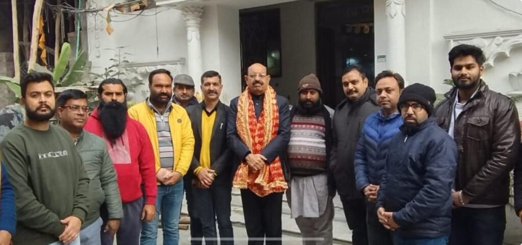 Cabinet Minister Mohinder Bhagat : केबिनेट मंत्री मोहिंदर भगत ने किया मंदिर पर लैंटर डालने का उद्घाटन किया