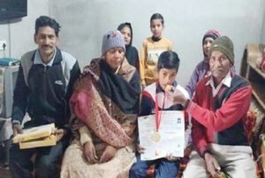 Punjab News  : अखबार बांटने वाले के बेटे ने 13 वर्षीय में विभिन्न हिस्सों के खिलाड़ियों को हराकर जीता गोल्ड मेडल