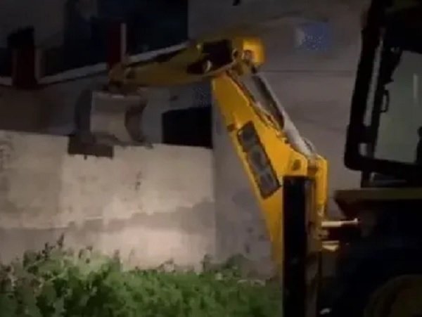 Mann government big action against drug smugglers : नशा तस्कर पर मान सरकार का बड़ा एक्शन, घर पर चलाया बुल्डोजर Mann government big action against drug smugglers : नशा तस्कर पर मान सरकार का बड़ा एक्शन, घर पर चलाया बुल्डोजर