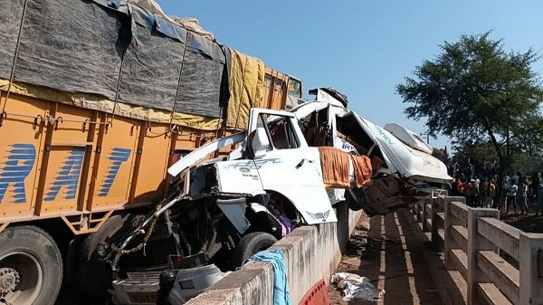 Road Accident : कुंभ से लाैैट रहे थे लोग, ट्रक से टकराया ट्रैवलर…7 की माैत Road Accident : कुंभ से लाैैट रहे थे लोग, ट्रक से टकराया ट्रैवलर…7 की माैत
