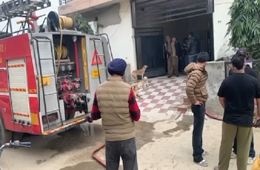 Jalandhar News : रामा मंडी के पास एक ट्रैवल एंड टूर्स बिल्डिंग मे लगी आग 1 aag 1 aag 1 Jalandhar News