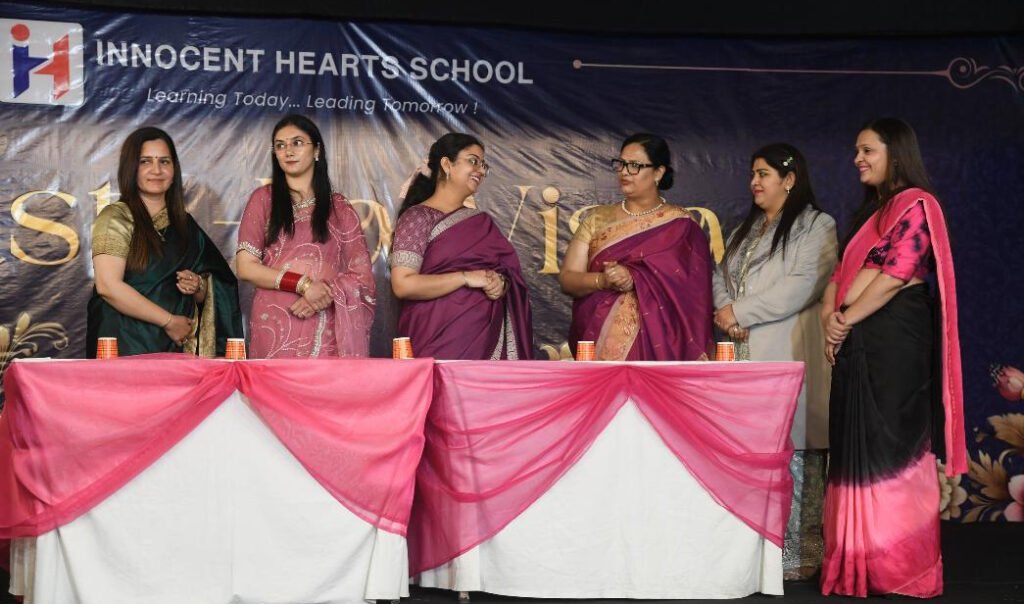 Innocent Hearts School : इनोसेंट हार्ट्स स्कूल ने 12वीं कक्षा के विद्यार्थियों को भावभीनी विदाई दी