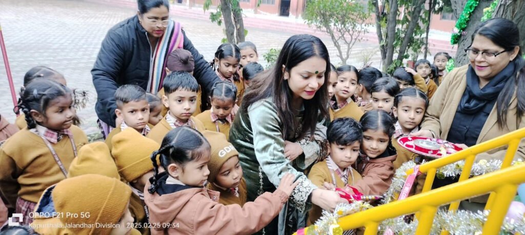 GDR Convent School : सीनियर सेकेंडरी स्कूल में छोटे बच्चों को दी प्ले स्टेशन की बड़ी सौगात
