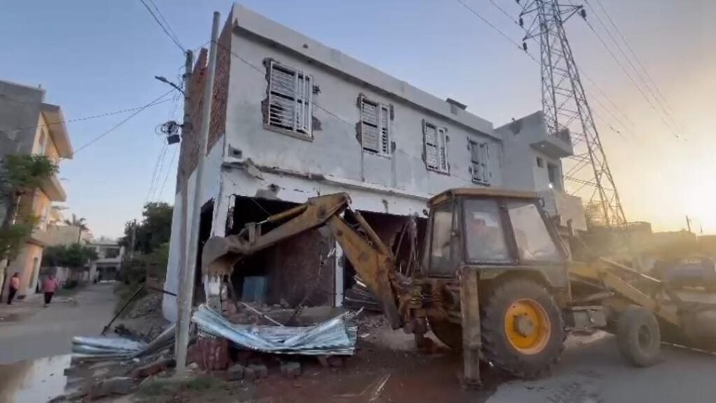 Illegal Commercial Complex Demolished : वेस्ट में फिर चला पीला पंजा, अवैध कामर्शियल निर्माण पर हुआ एक्शन 1 111 111 111 111