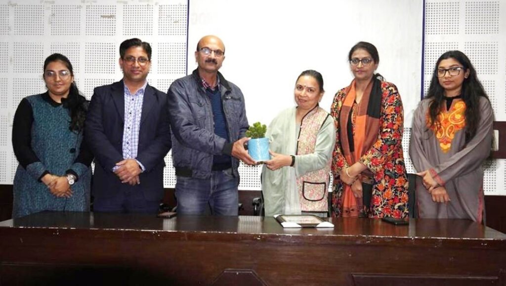 D.A.V. College : डी.ए.वी. कॉलेज, जालंधर के बायोटेक्नोलॉजी विभाग ने एक विशेषज्ञ वार्ता का आयोजन 2 DAV 4 DAV 4 D.A.V. College