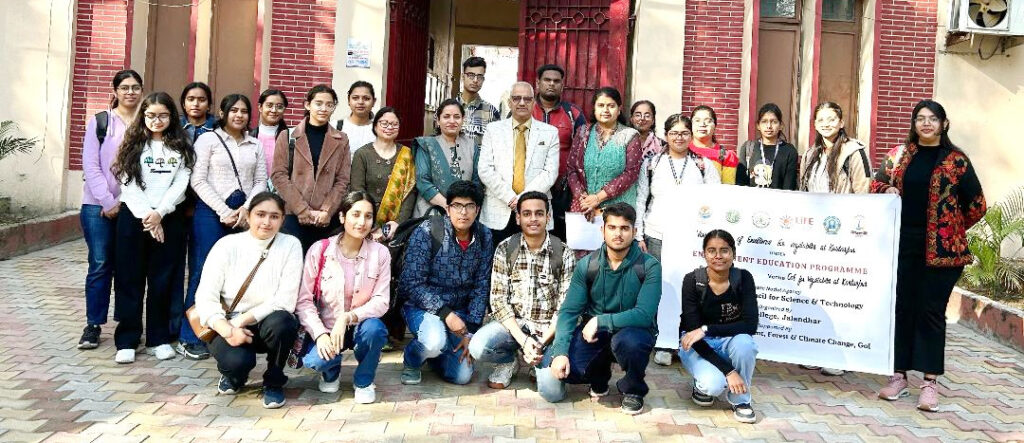 D.A.V. College : डी.ए.वी. कॉलेज के चौबीस छात्रों ने केंद्र की यात्रा में की भागीदारी
