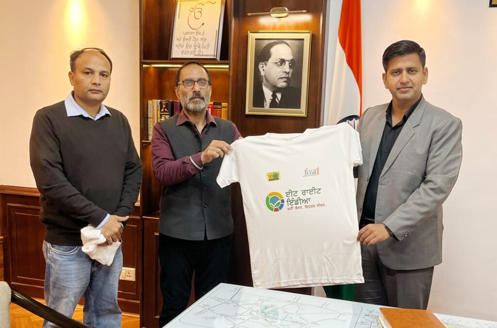 DC Releases T-shirt : ईट राइट वॉकथॉन 8 को, डिप्टी कमिश्नर ने टी-शर्ट की रिलीज़ DC Releases T-shirt : ईट राइट वॉकथॉन 8 को, डिप्टी कमिश्नर ने टी-शर्ट की रिलीज़