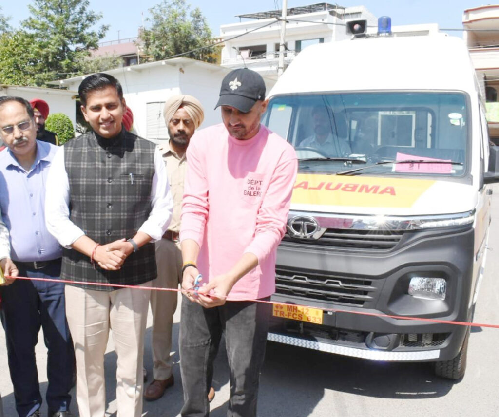 Jalandhar News :  राज्यसभा सदस्य हरभजन सिंह ने जिले को 3 एंबुलेंस की भेंट