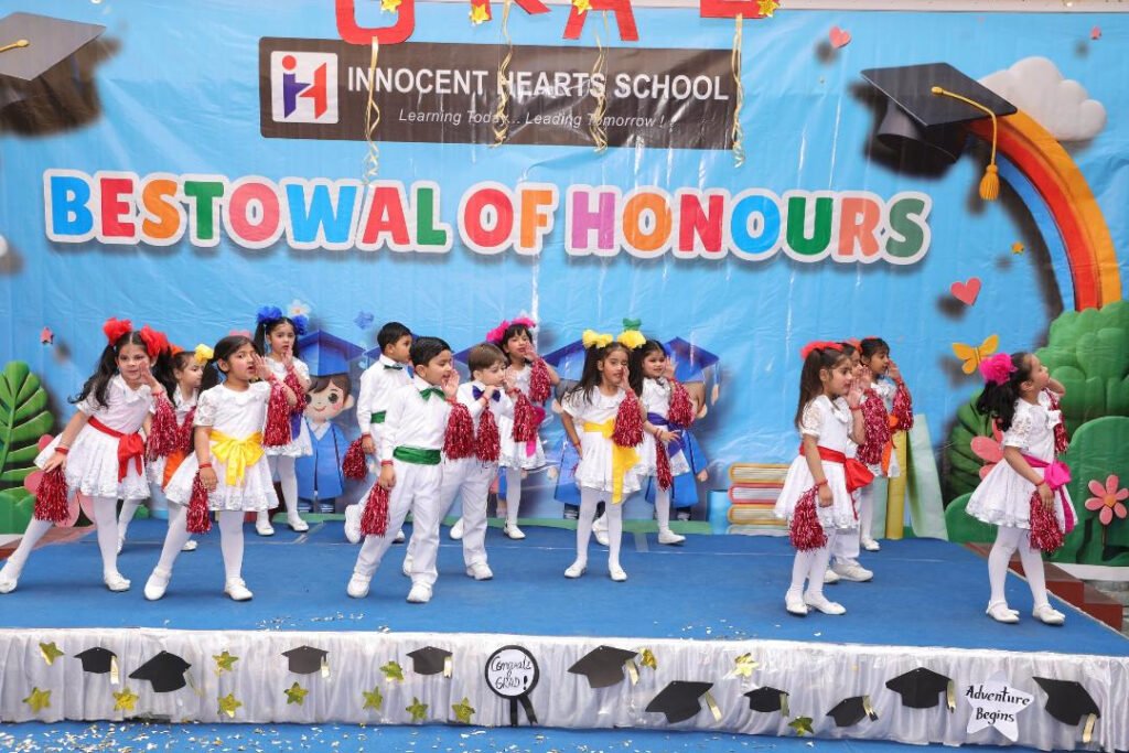 Innocent Hearts School : इनोसैंट हार्ट्स प्री-प्राइमरी स्कूल के विद्यार्थियों के लिए ग्रेजुएशन समारोह आयोजित