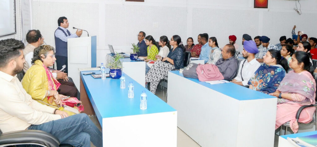 D.A.V. College : डी.ए.वी. कॉलेज में आई.सी.पी.आर. प्रायोजित आवधिक व्याख्यान-III का आयोजन