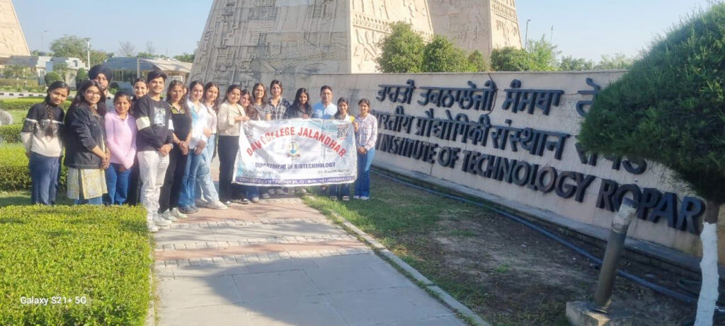 D.A.V. College Jalandhar : बायोटेक छात्रों ने आईआईटी का दौरा किया