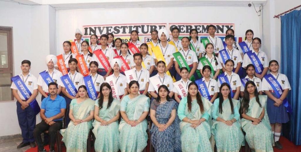 Innocent Hearts School : इनोसैंट हार्ट्स स्कूल में 2025-26 के लिए निवेश समारोह का आयोजन