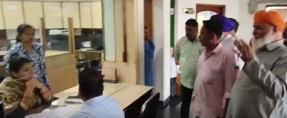 Jalandhar News : जालंधर के प्राइवेट स्कूल में लड़कियों को मरवाए लड़कों से थप्पड़, जमकर हुआ हंगामा Jalandhar News : जालंधर के प्राइवेट स्कूल में लड़कियों को मरवाए लड़कों से थप्पड़, जमकर हुआ हंगामा