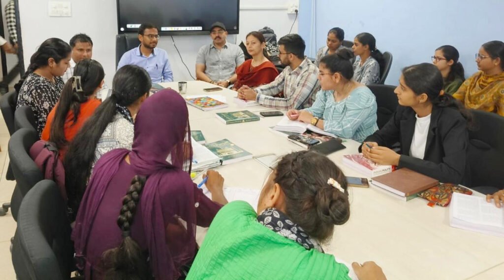 Preparation for the PCS exam: एसडीएम ने विद्यार्थियों से पीसीएस परीक्षा की तैयारी के बारे में साझा किया विचार