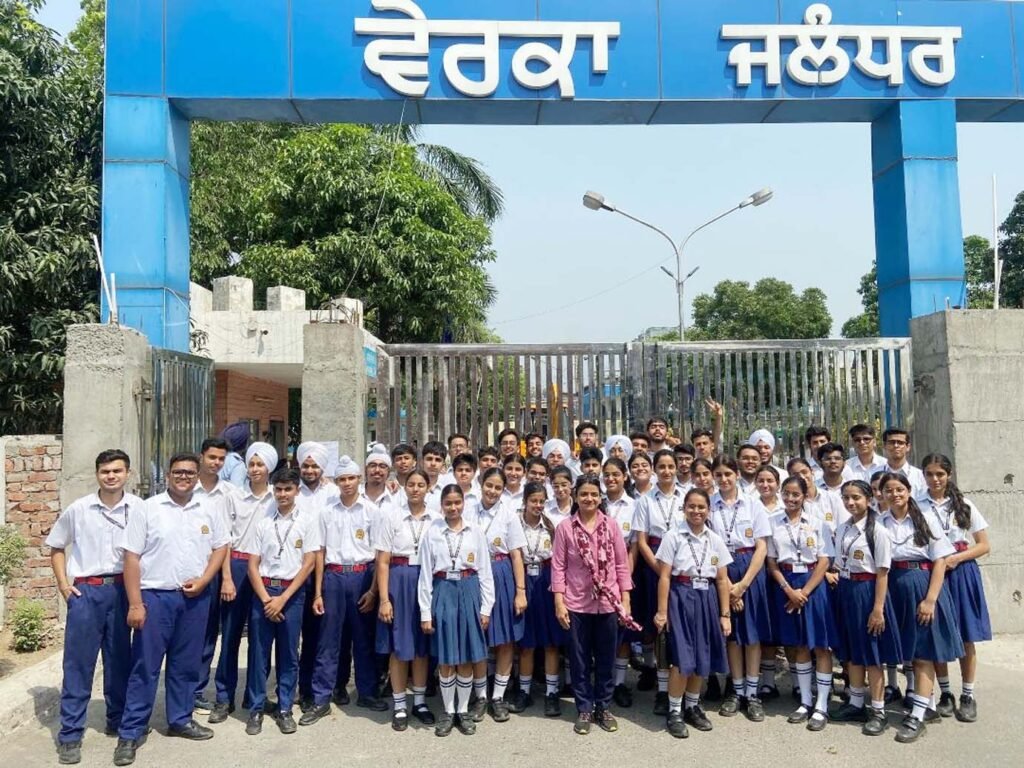 Innocent Hearts School : इनोसेंट हार्ट्स स्कूल के कॉमर्स छात्रों ने किया वेरका मिल्क प्लांट का शैक्षणिक दौरा