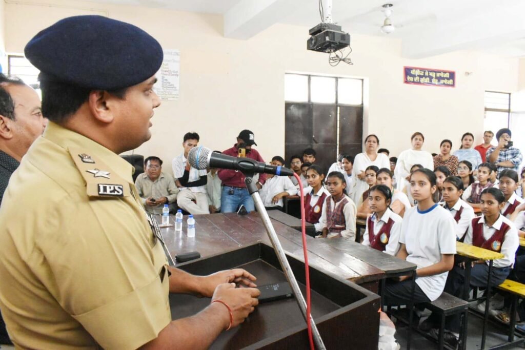 Jalandhar News : एस.एस.पी ने विद्यार्थियों को जीवन में कड़ी मेहनत करने के लिए प्रेरित किया