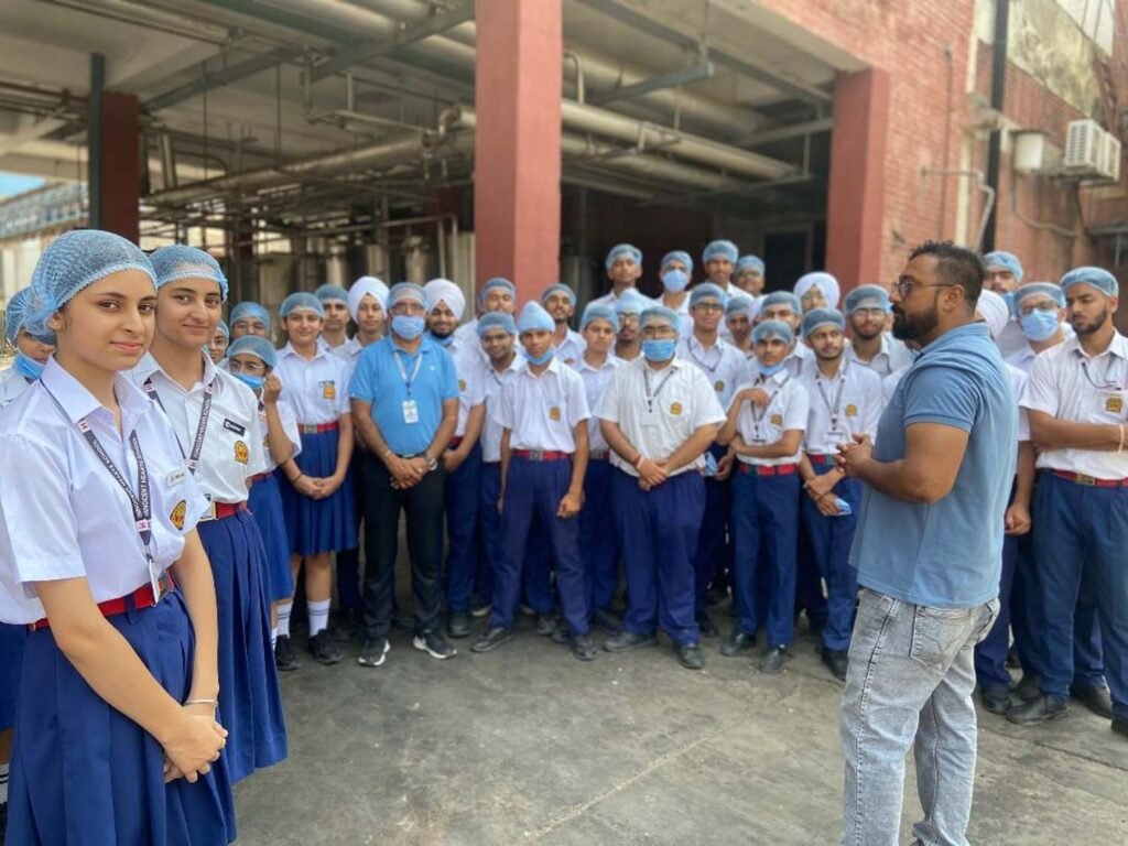 Innocent Hearts School : इनोसेंट हार्ट्स स्कूल के कॉमर्स छात्रों ने किया वेरका मिल्क प्लांट का शैक्षणिक दौरा 1 2 44 2 44 Innocent Hearts School