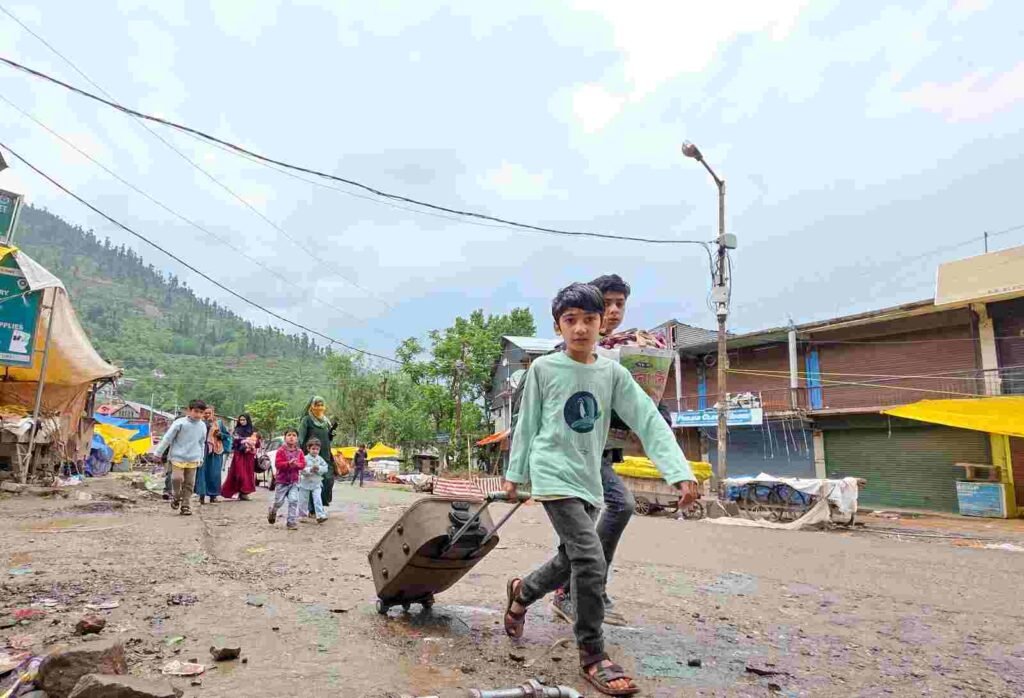 India Pakistan War : पाकिस्तान ने 36 स्थानों पर 300-400 ड्रोन से किया हमला, एलओसी पर जबरदस्त फायरिंग, भारतीय सैनिकों की शहादत और कई घायल, जानें बीते 24 घंटे की हर अहम घटना 2 India Pakistan war