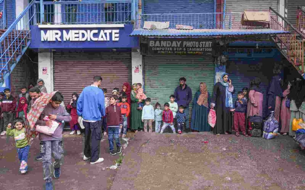 India Pakistan War : पाकिस्तान ने 36 स्थानों पर 300-400 ड्रोन से किया हमला, एलओसी पर जबरदस्त फायरिंग, भारतीय सैनिकों की शहादत और कई घायल, जानें बीते 24 घंटे की हर अहम घटना 1 India Pakistan War