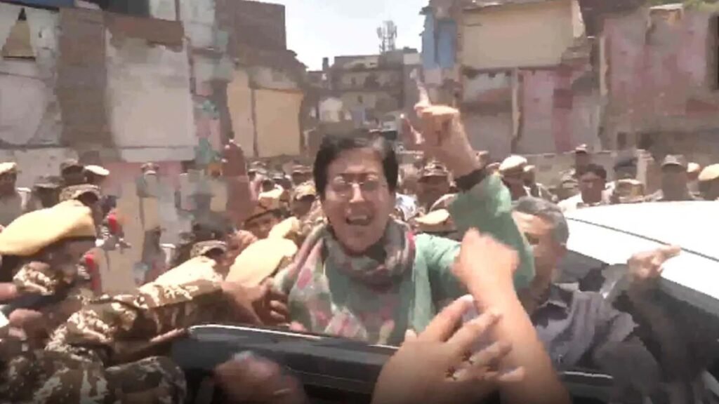 Atishi In Delhi Police Custody : झुग्गीवासियों से मिलने के बाद पुलिस ने आतिशी को हिरासत में लिया 