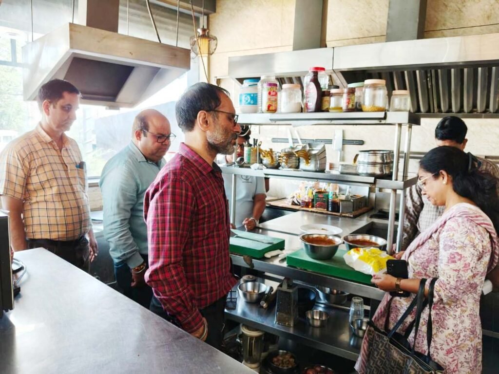 Food items were checked : खाने-पीने की वस्तुओं की जांच, फूड सेफ्टी टीम ने लिए सैंपल