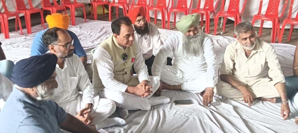 Jalandhar News : राज कुमार चब्बेवाल और पवन टीनू ने फौजा सिंह के परिवार से  की मुलाकात