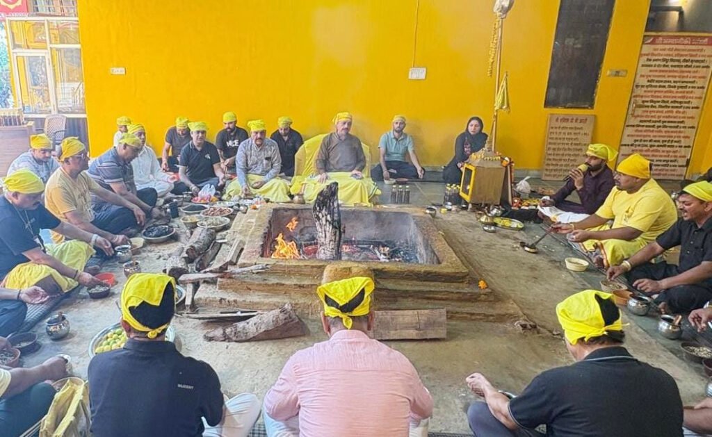 Religious News : ईश्वर भक्ति सच्ची है तो उम्र का बंधन नहीं होता : नवजीत भारद्वाज